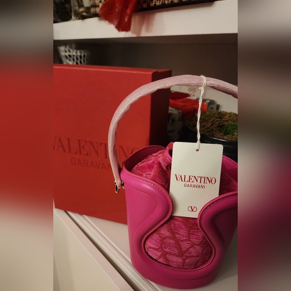 Valentino Garavani Fuchsia bucket Bag - Picture 6 of 6